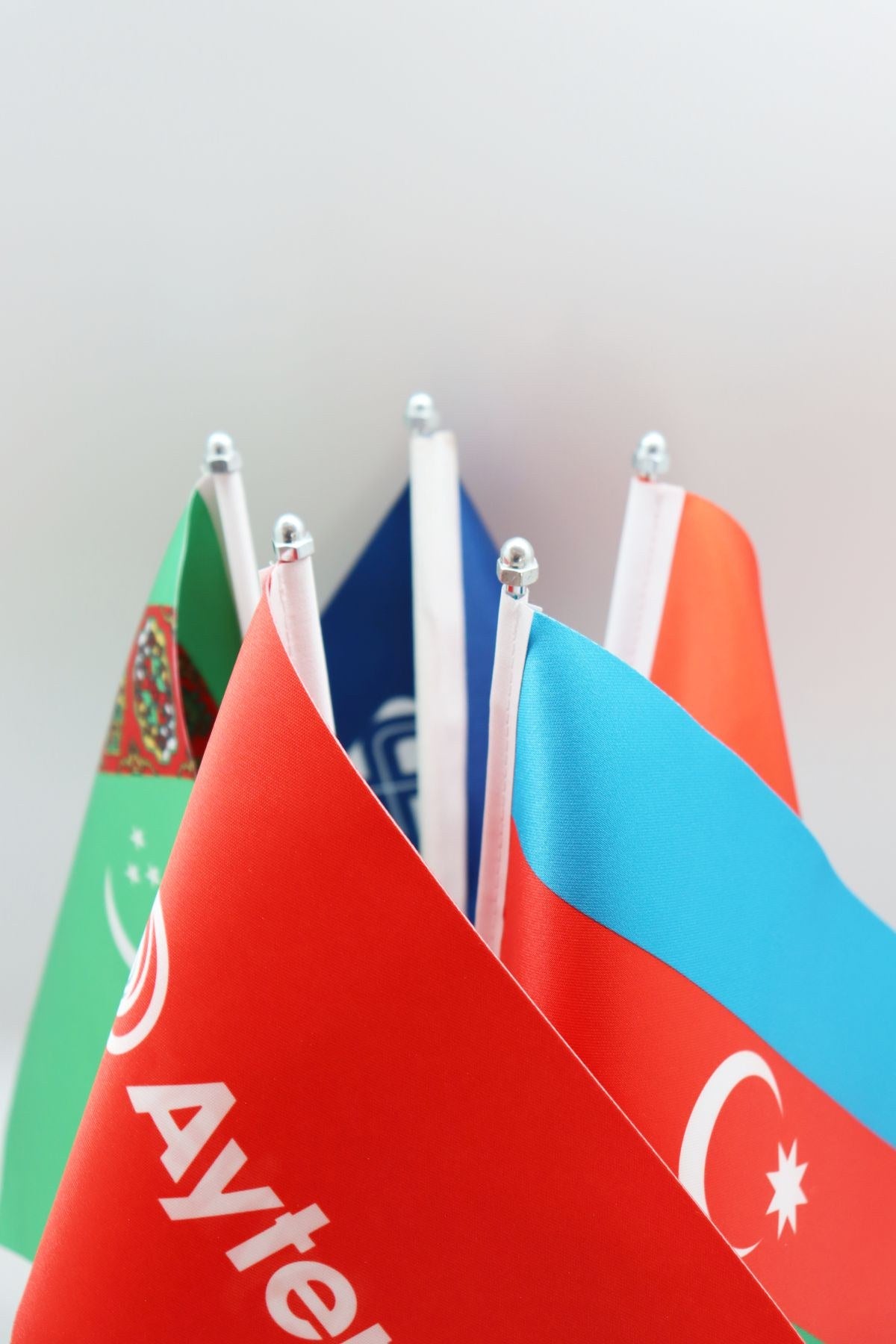 Logo Baskılı Beşli Masa Bayrağı gümüş direkli yakın çekim