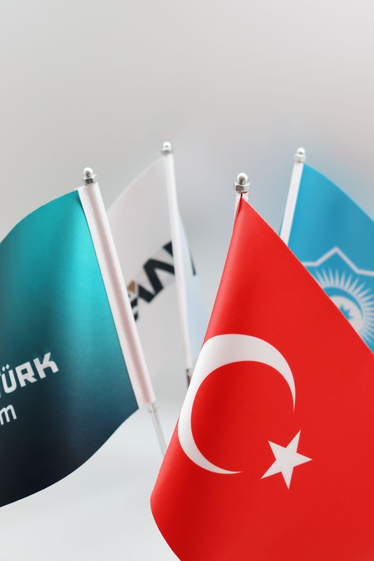 Logo Baskılı Dörtlü Masa Bayrağı gümüş direkli yakın çekim