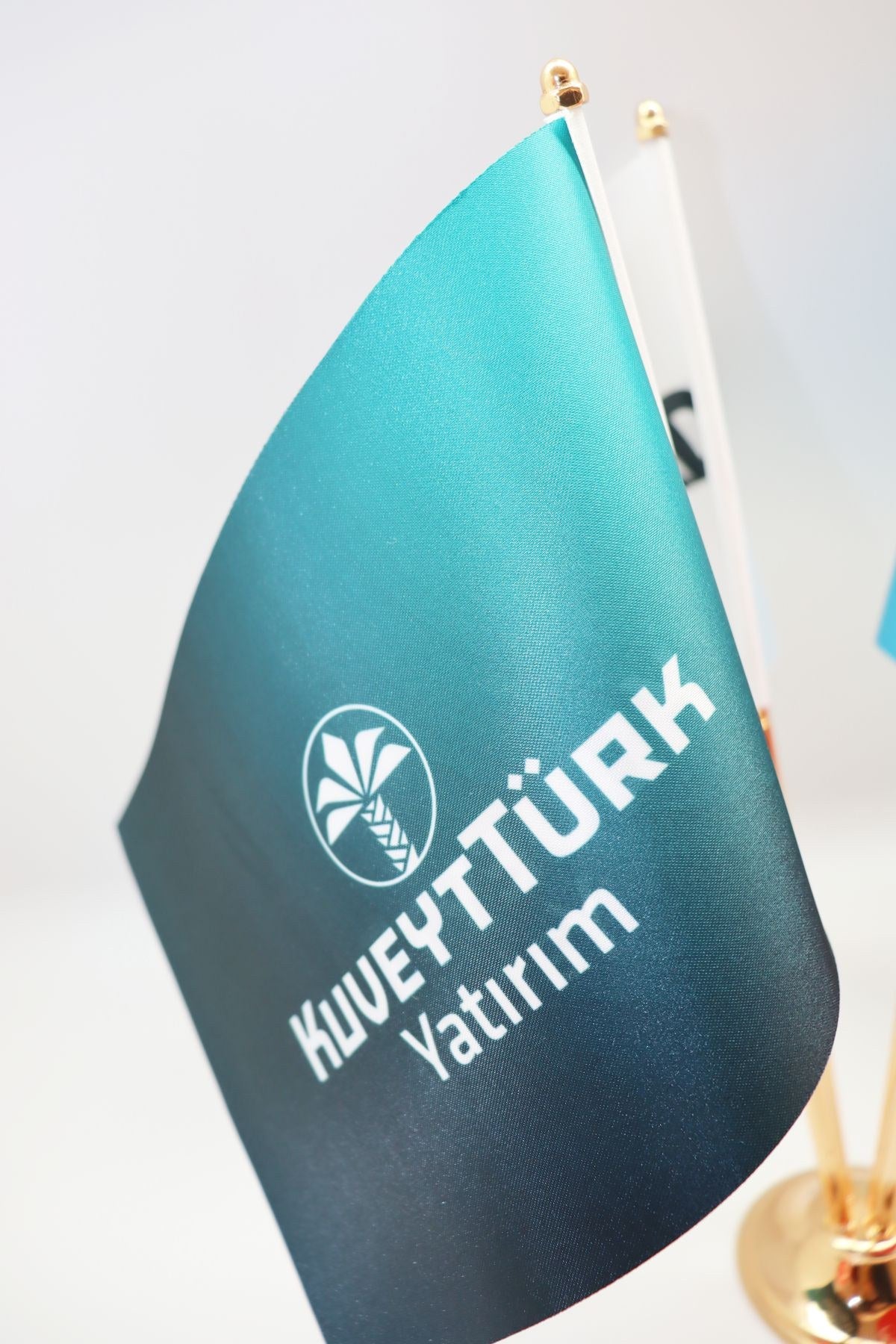 Logo Baskılı Dörtlü Masa Bayrağı altın direkli kaide ve direk görünümü