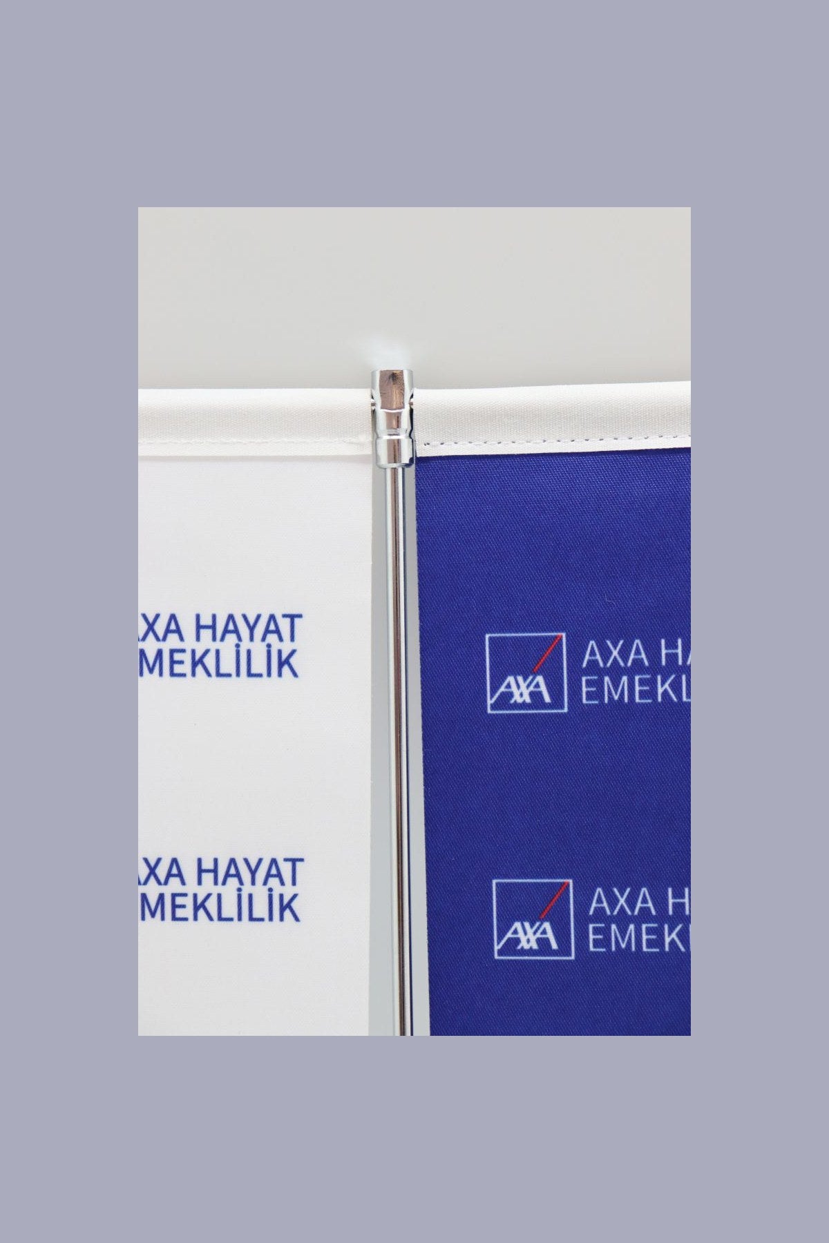 Logo Baskılı Kırlangıç T Model Masa Bayrağı — 8x32 cm gümüş direkli detay görünümü