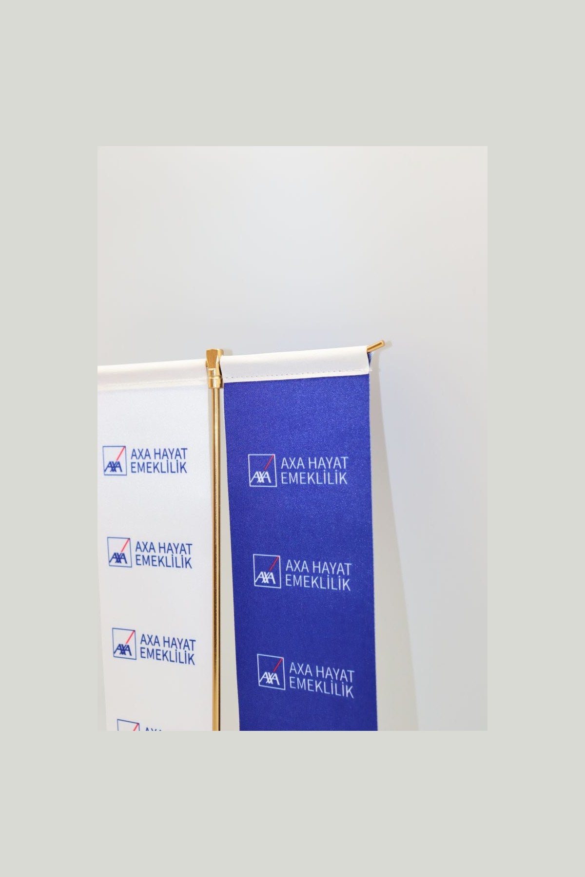 Logo Baskılı Kırlangıç T Model Masa Bayrağı — 8x32 cm altın direkli yakın çekim