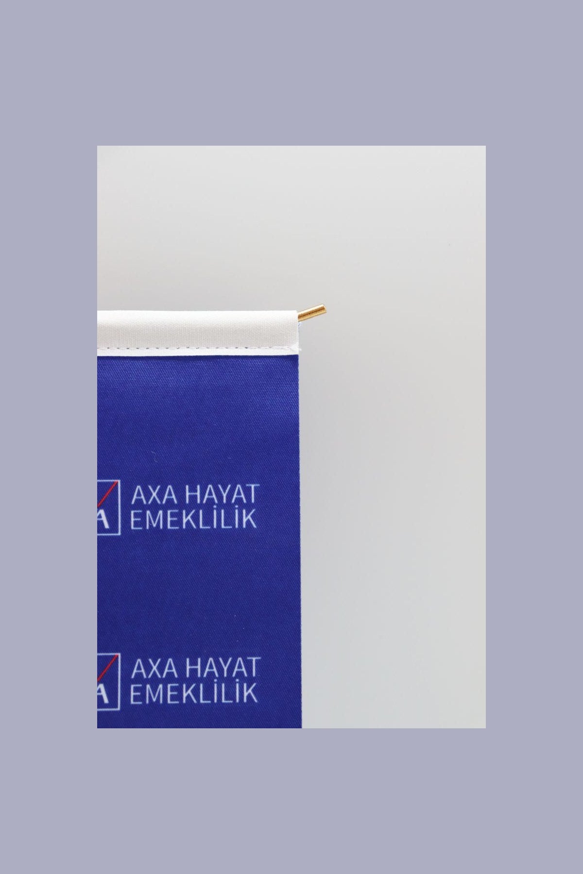 Logo Baskılı Kırlangıç T Model Masa Bayrağı — 8x32 cm altın direkli detay görünümü