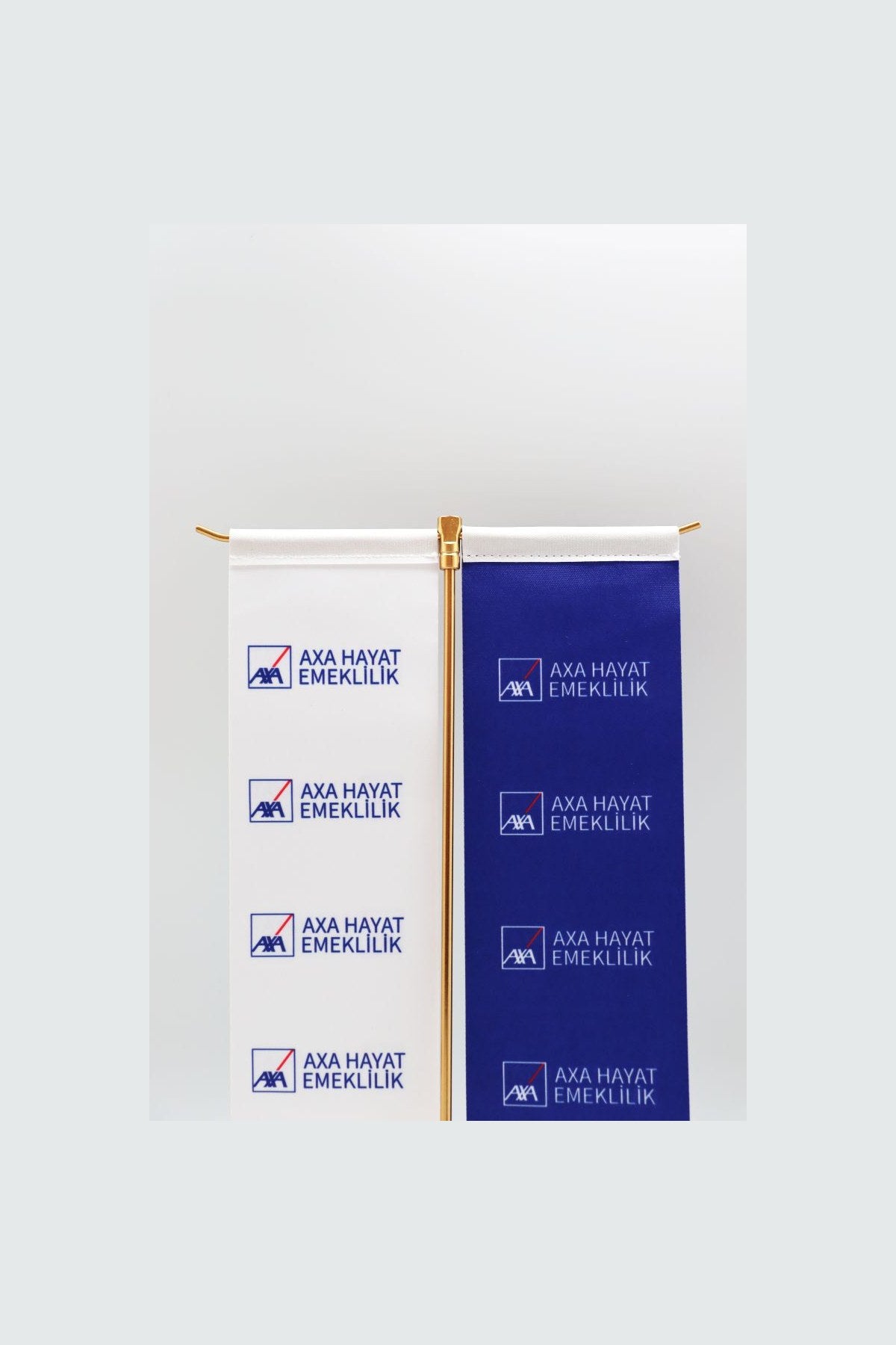 Logo Baskılı Kırlangıç T Model Masa Bayrağı — 8x32 cm altın direkli kaide ve direk görünümü