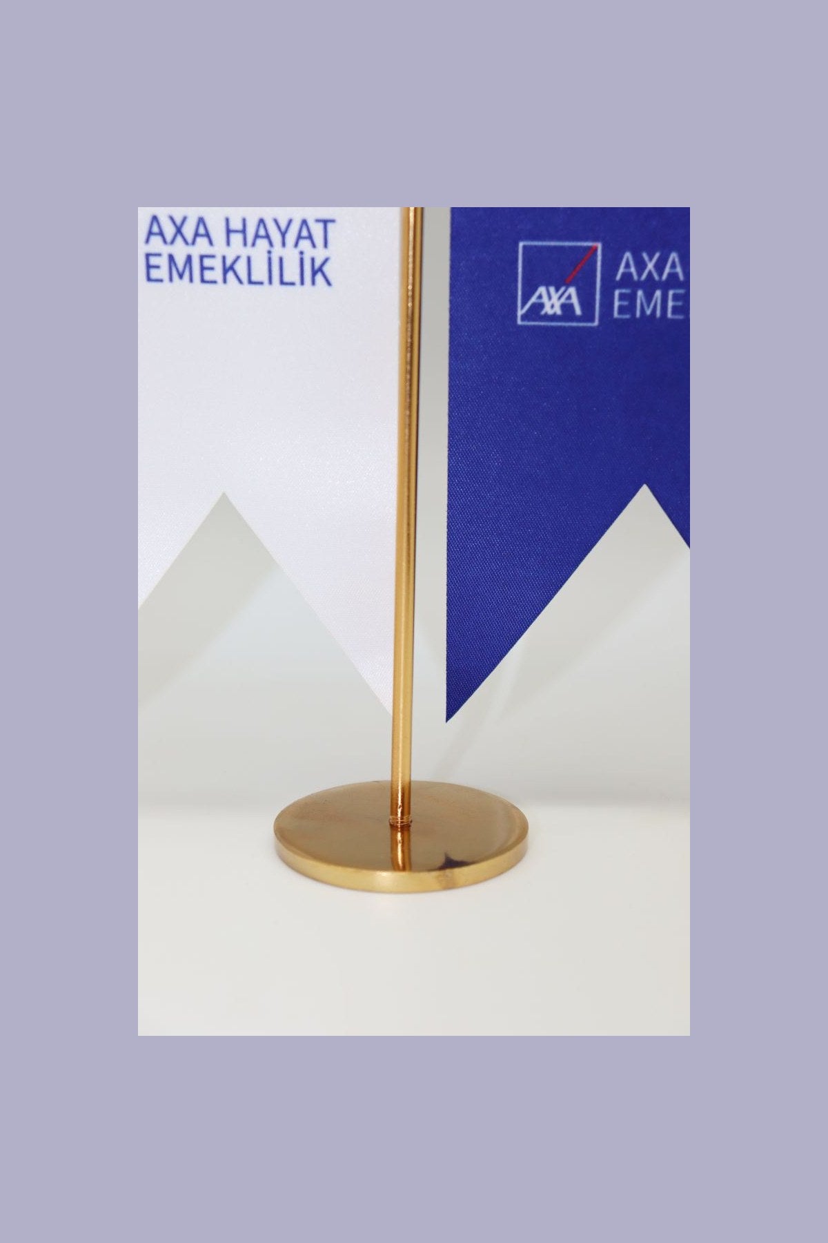 Logo Baskılı Kırlangıç T Model Masa Bayrağı — 8x32 cm altın direkli masa üstü kullanım örneği