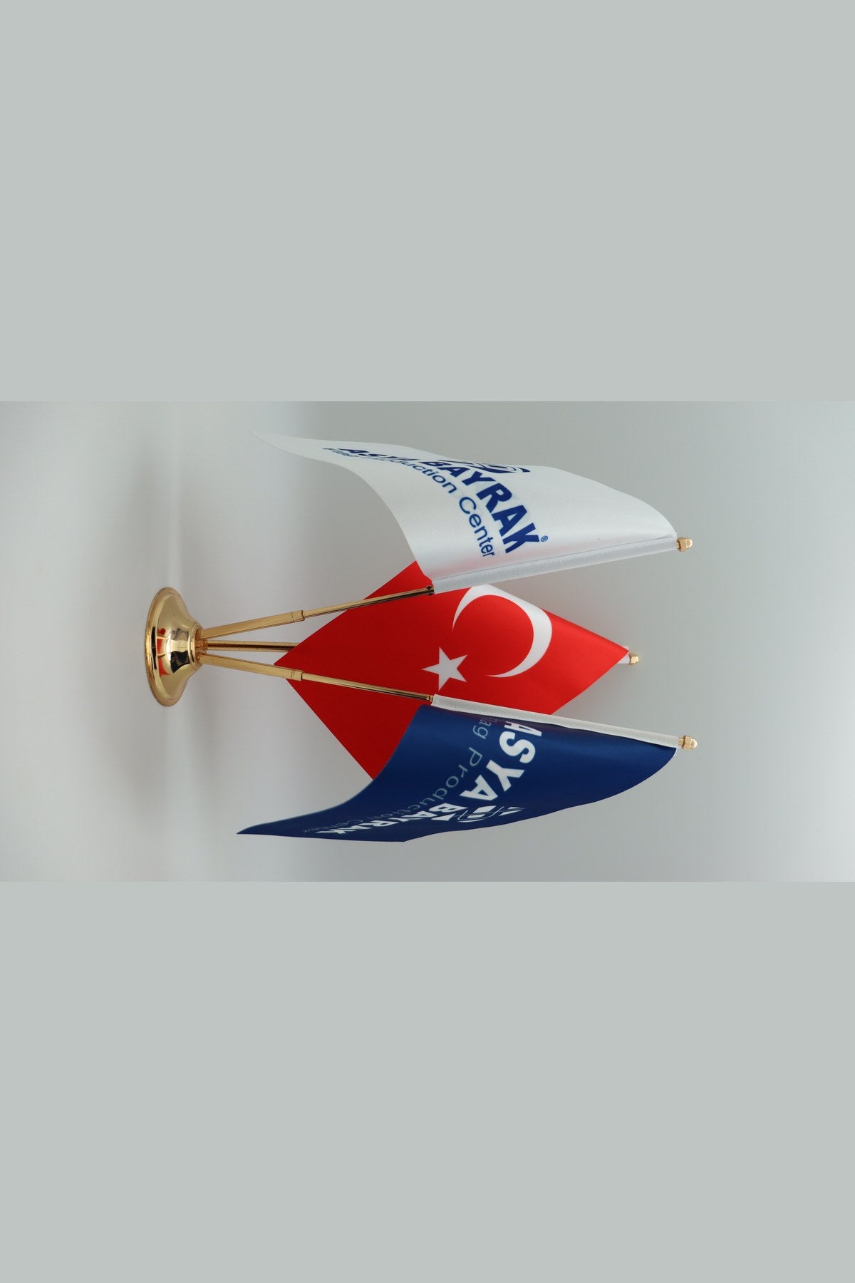 Logo Baskılı Üçlü Masa Bayrağı altın direkli farklı açıdan görünüm