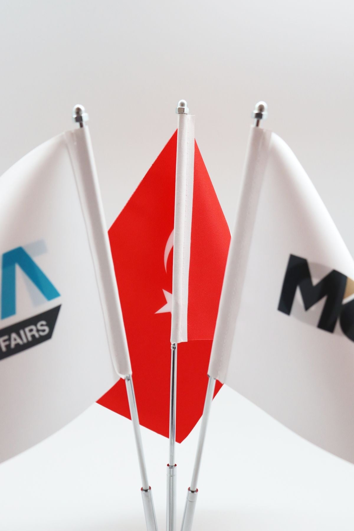 Logo Baskılı Üçlü Masa Bayrağı gümüş direkli yakın çekim