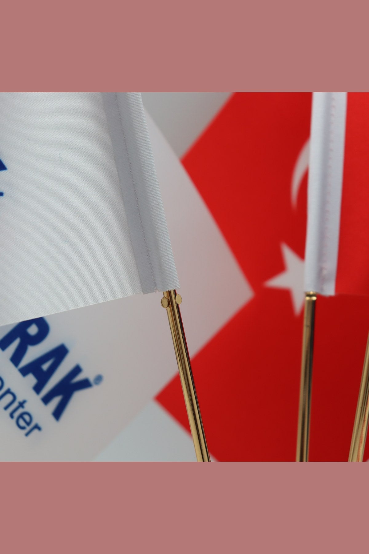Logo Baskılı Üçlü Masa Bayrağı altın direkli kaide ve direk görünümü