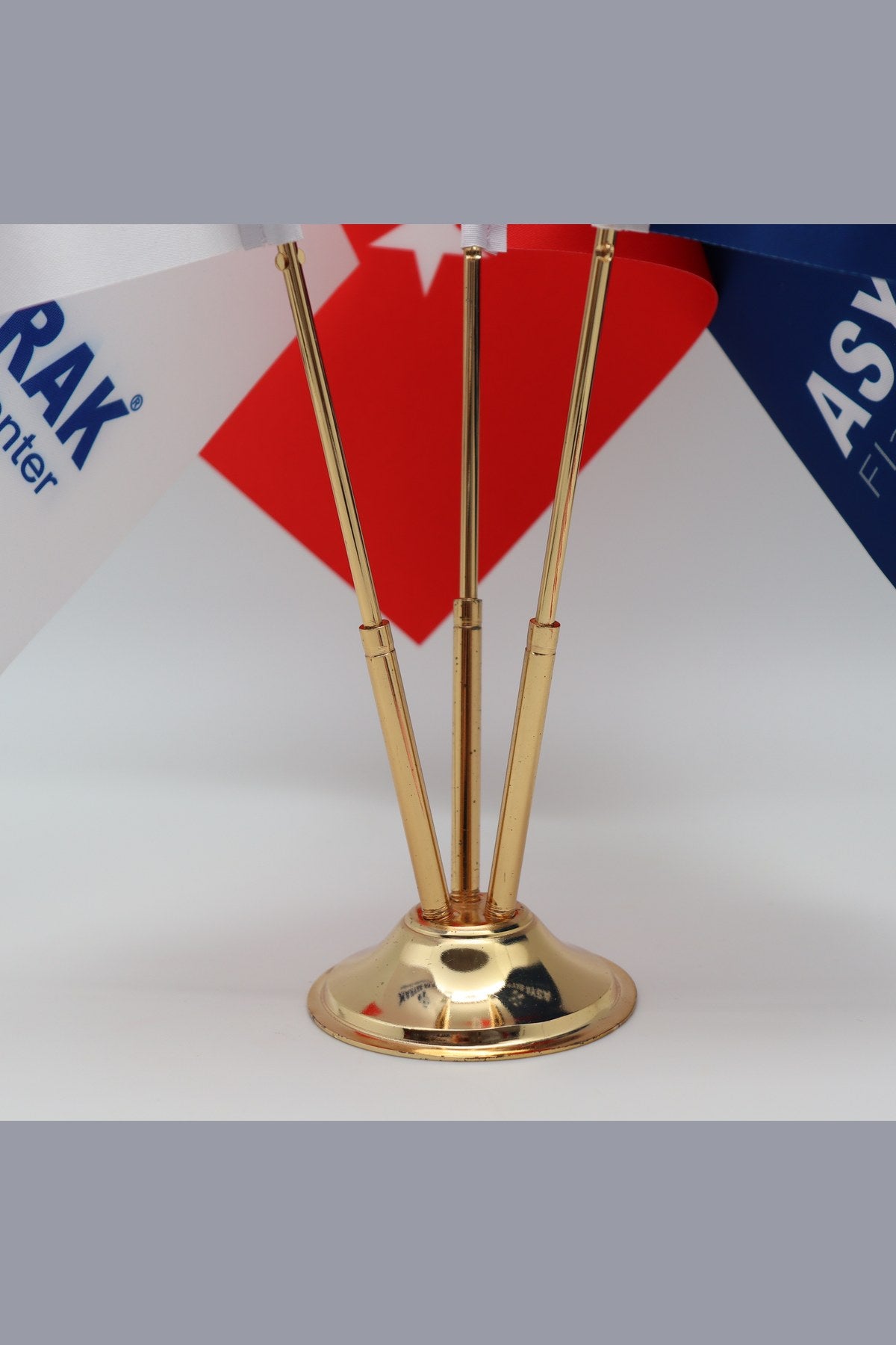 Logo Baskılı Üçlü Masa Bayrağı altın direkli masa üstü kullanım örneği