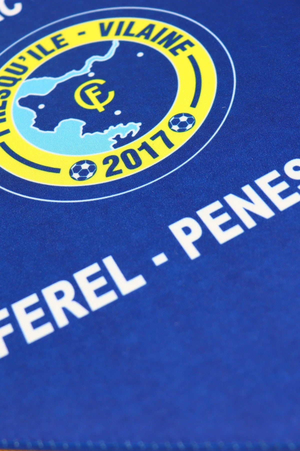 Premium Çift Taraflı Kristal Saten Flama Afiş Beşgen Kesim Sarı Saçaklı kullanım örneği