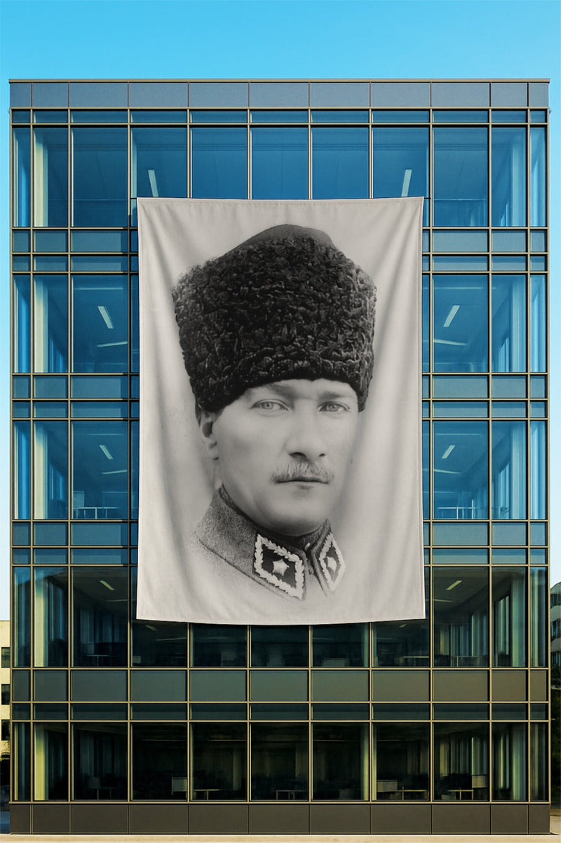 Raşel Kumaş Kalpaklı Atatürk Posteri Siyah Beyaz Yakın Plan