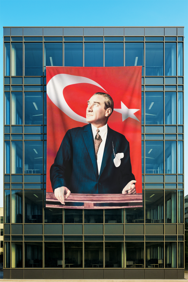 Raşel Kumaş Kürsüde Atatürk Posteri Dalgalı Bayrak Fonlu