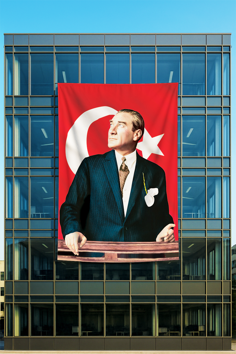 Raşel Kumaş Kürsüde Atatürk Posteri Ay Yıldız Yakın Plan