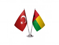 Gine Bissau İkili Masa Bayrağı