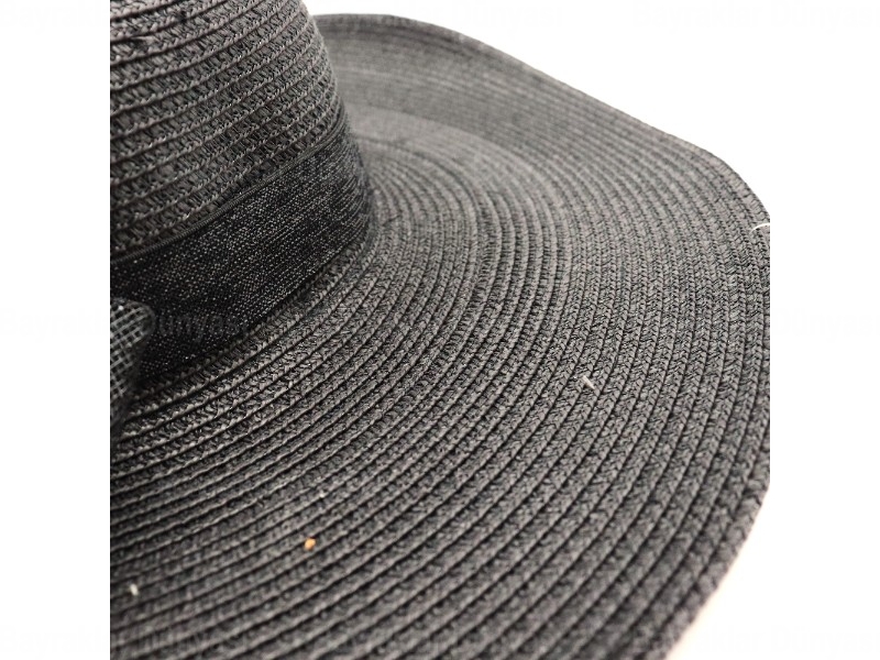 Pembe Fiyonk Detaylı Siyah Şapka