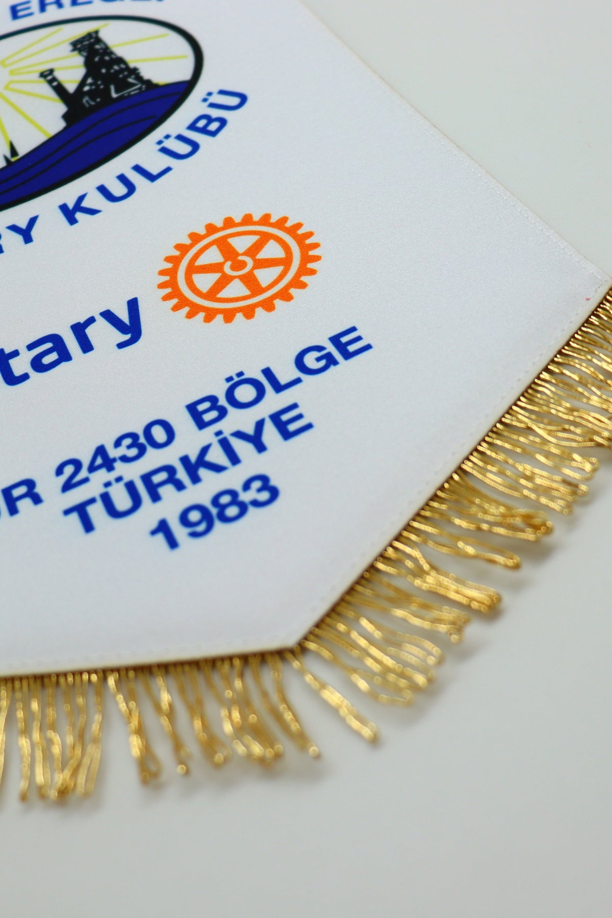 Lazer Kesim Çift Taraflı Saten Flama yakın çekim
