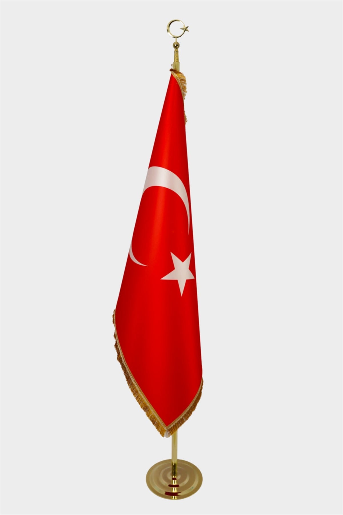 Logo Baskılı Altın Saçaklı ve Direkli Makam Bayrağı Seti kurulum görünümü