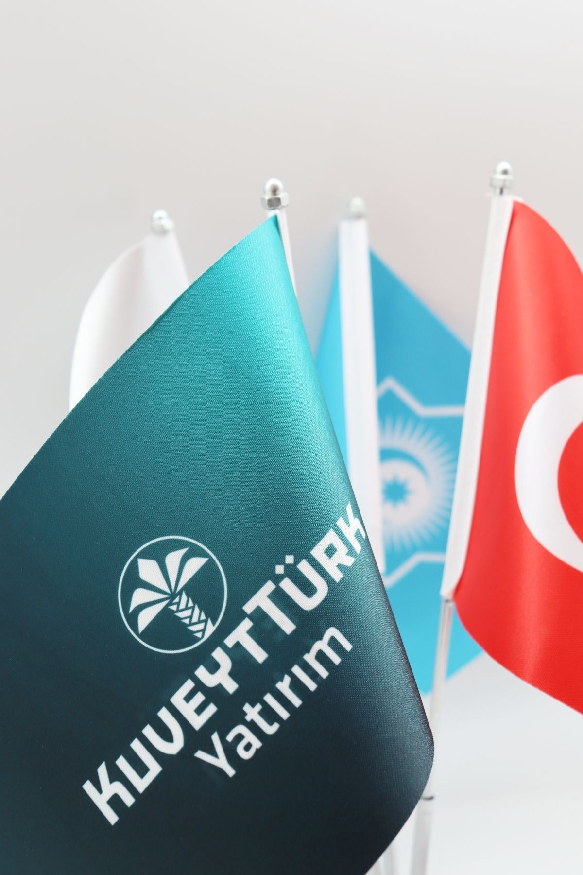 Logo Baskılı Dörtlü Masa Bayrağı gümüş direkli kaide ve direk görünümü