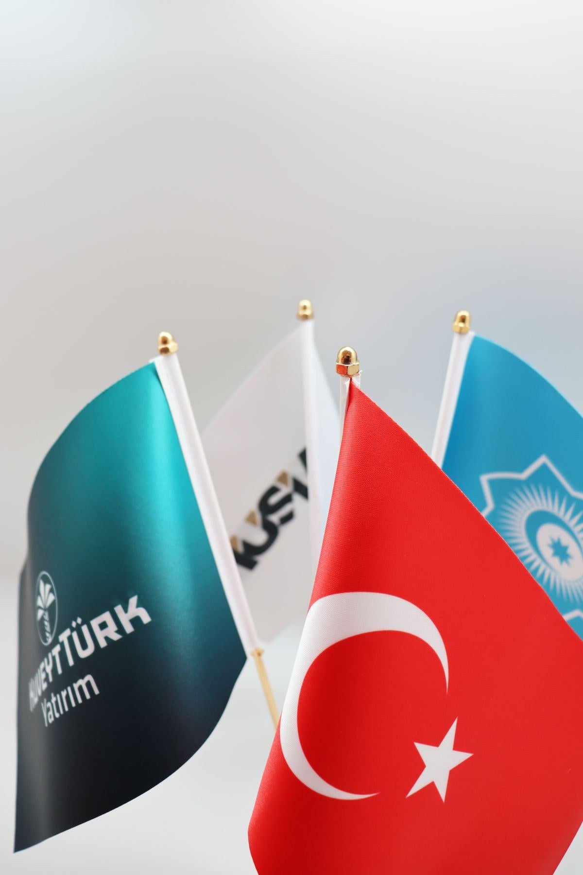 Logo Baskılı Dörtlü Masa Bayrağı altın direkli yakın çekim