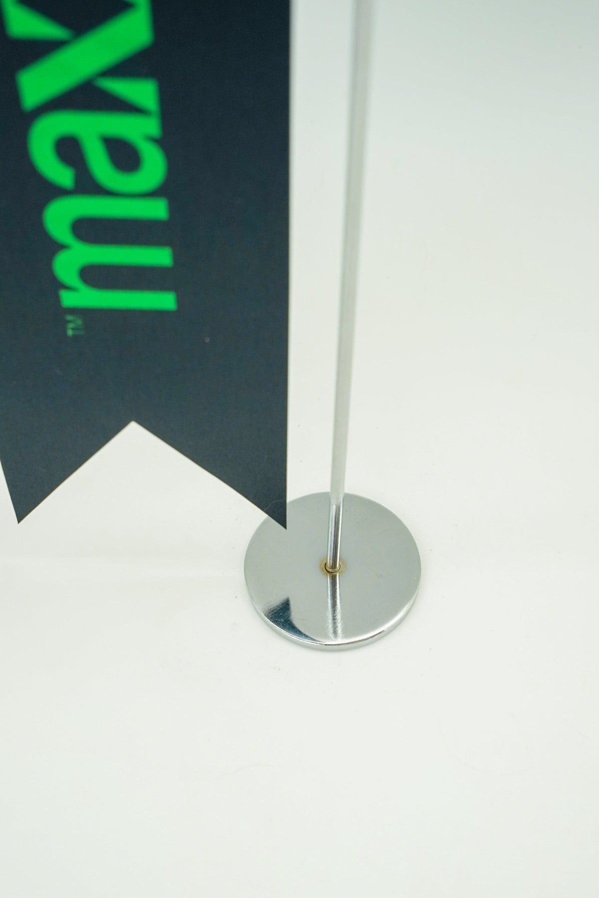 Logo Baskılı Kırlangıç L Model Masa Bayrağı — 8x32 cm gümüş direkli detay görünümü