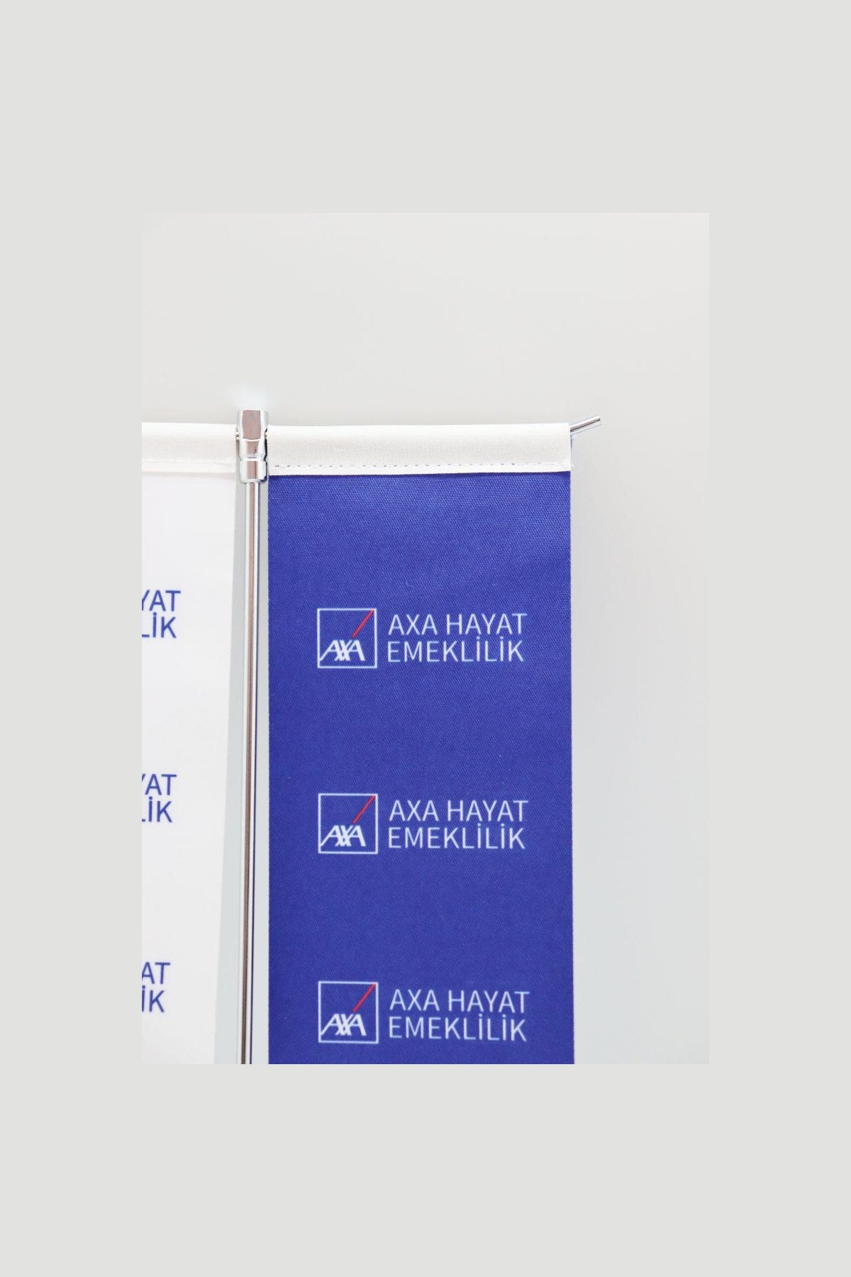 Logo Baskılı Kırlangıç T Model Masa Bayrağı — 8x32 cm gümüş direkli yakın çekim
