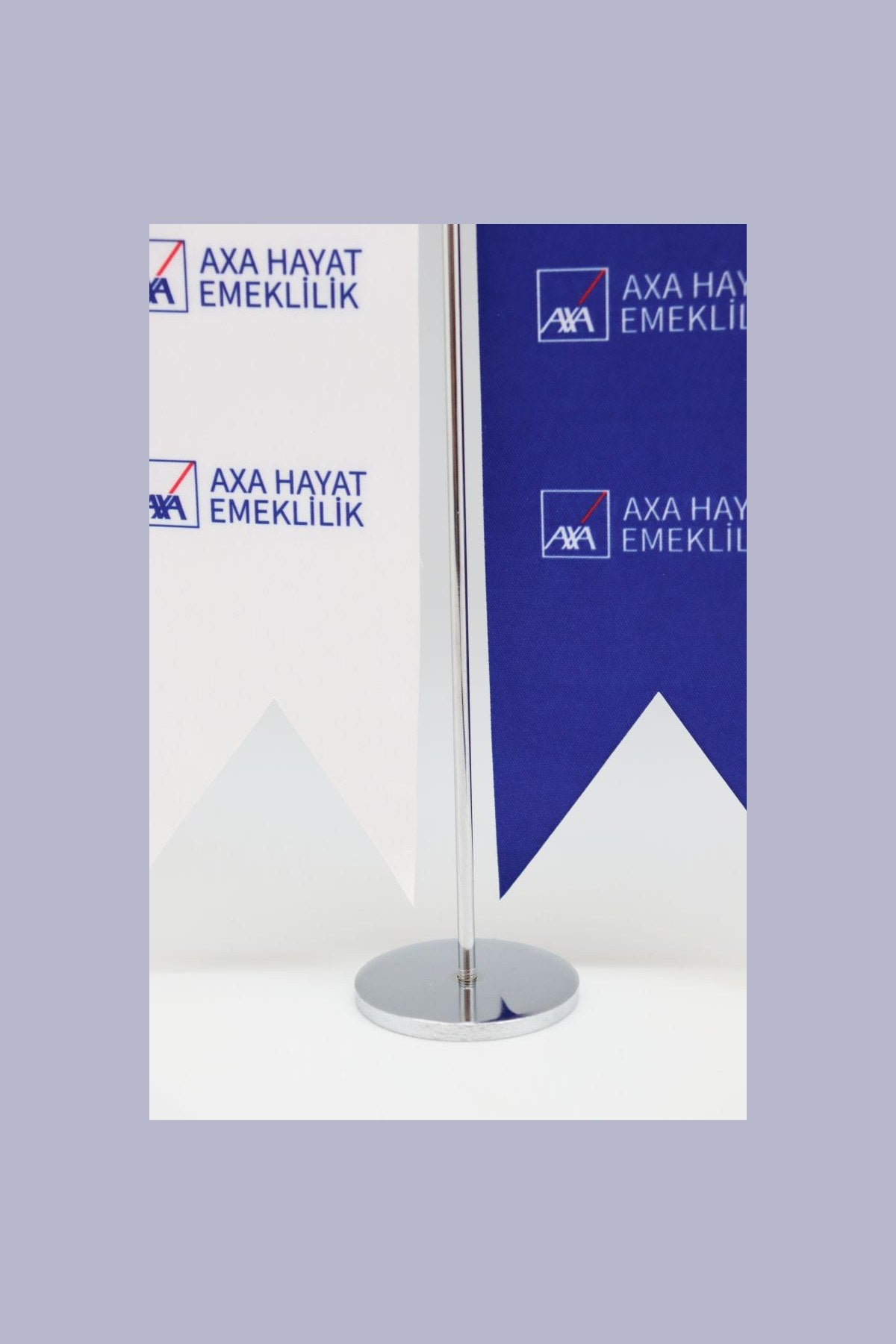 Logo Baskılı Kırlangıç T Model Masa Bayrağı — 8x32 cm gümüş direkli kaide ve direk görünümü
