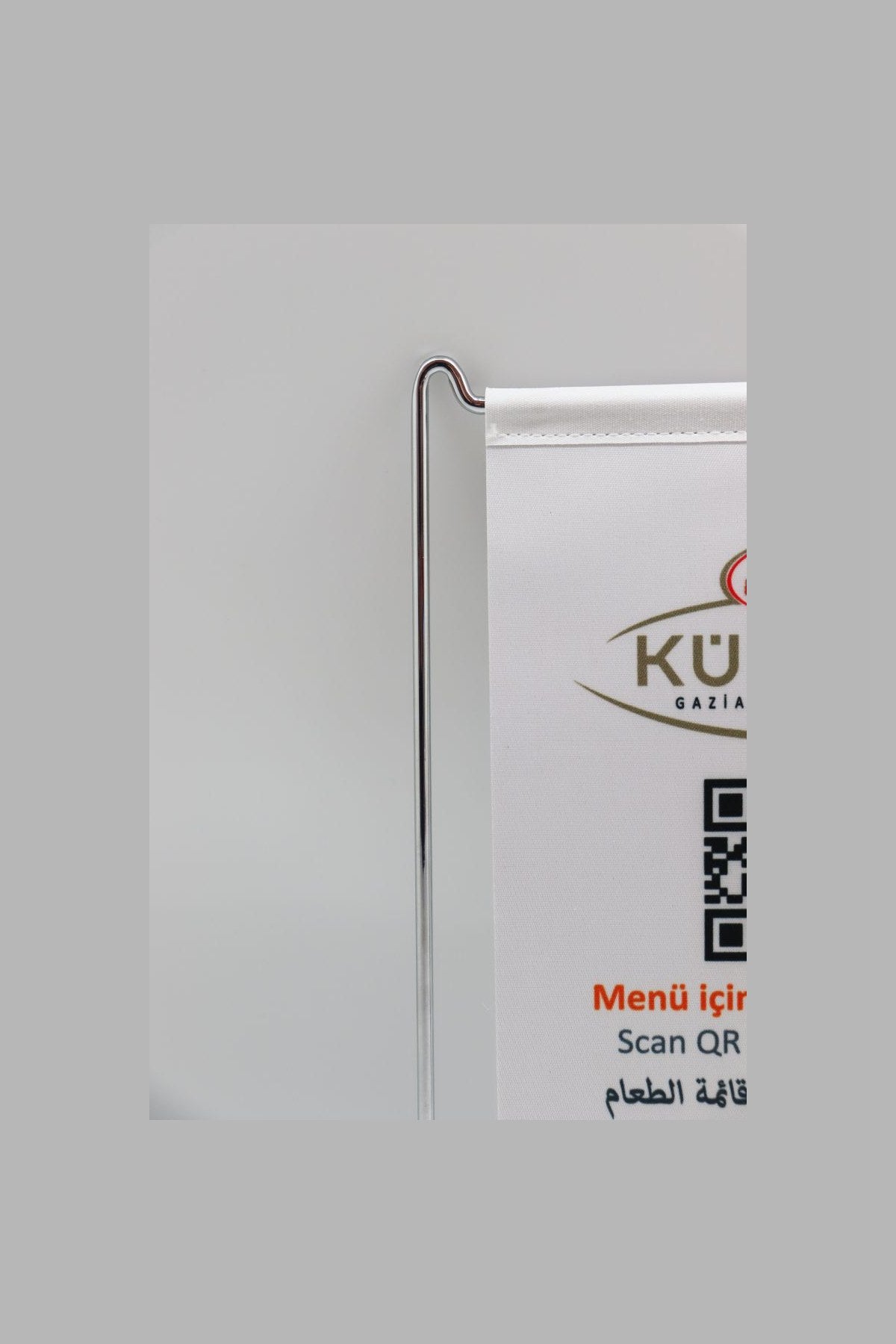 Logo Baskılı L Model Masa Bayrağı — 15x22,5 cm gümüş direkli detay görünümü