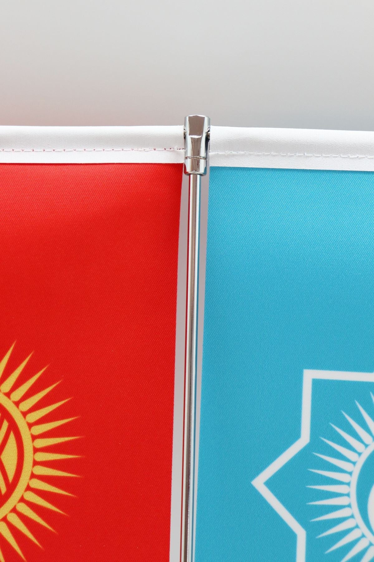 Logo Baskılı T Model Masa Bayrağı — 15x22,5 cm gümüş direkli yakın çekim