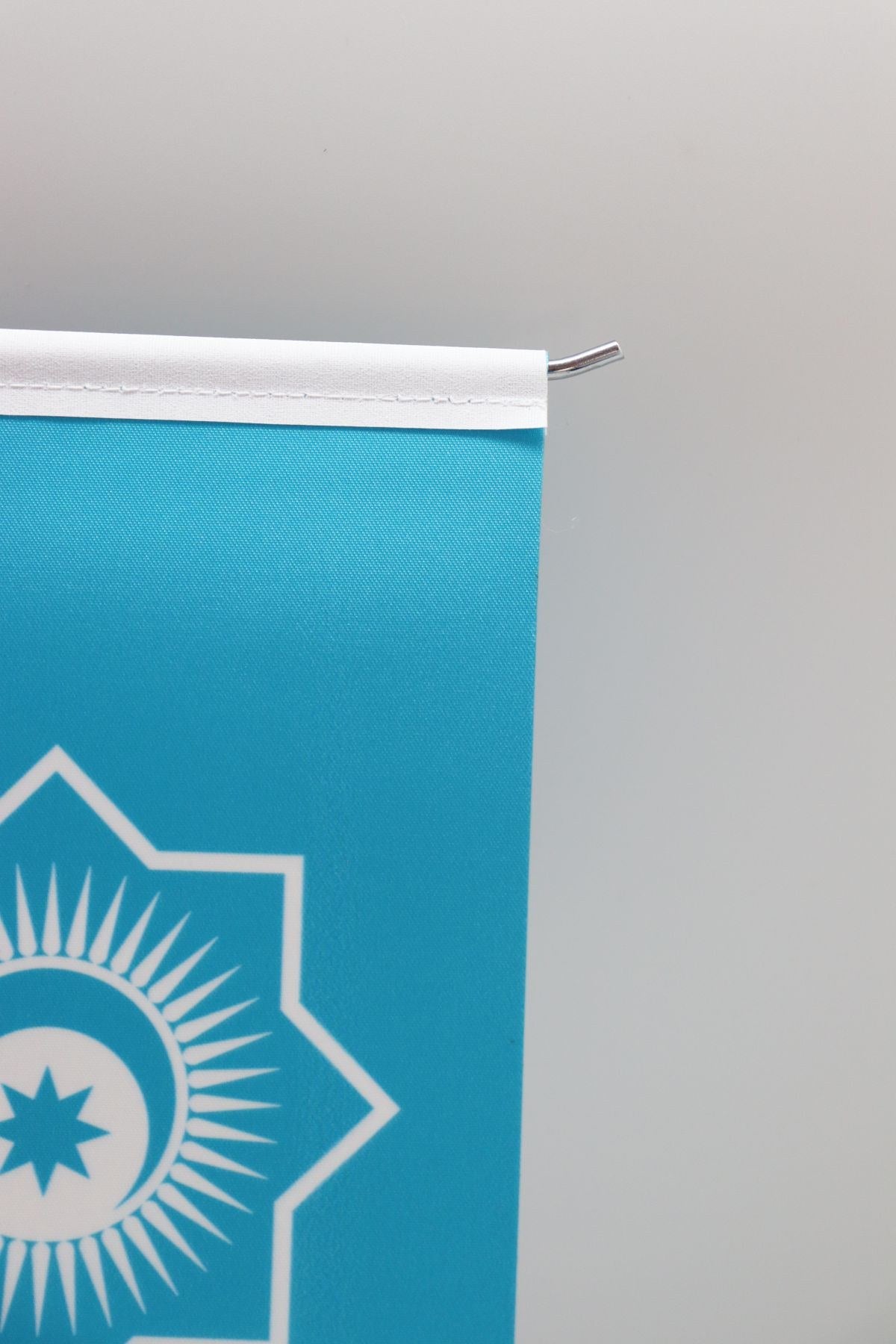 Logo Baskılı T Model Masa Bayrağı — 15x22,5 cm gümüş direkli detay görünümü