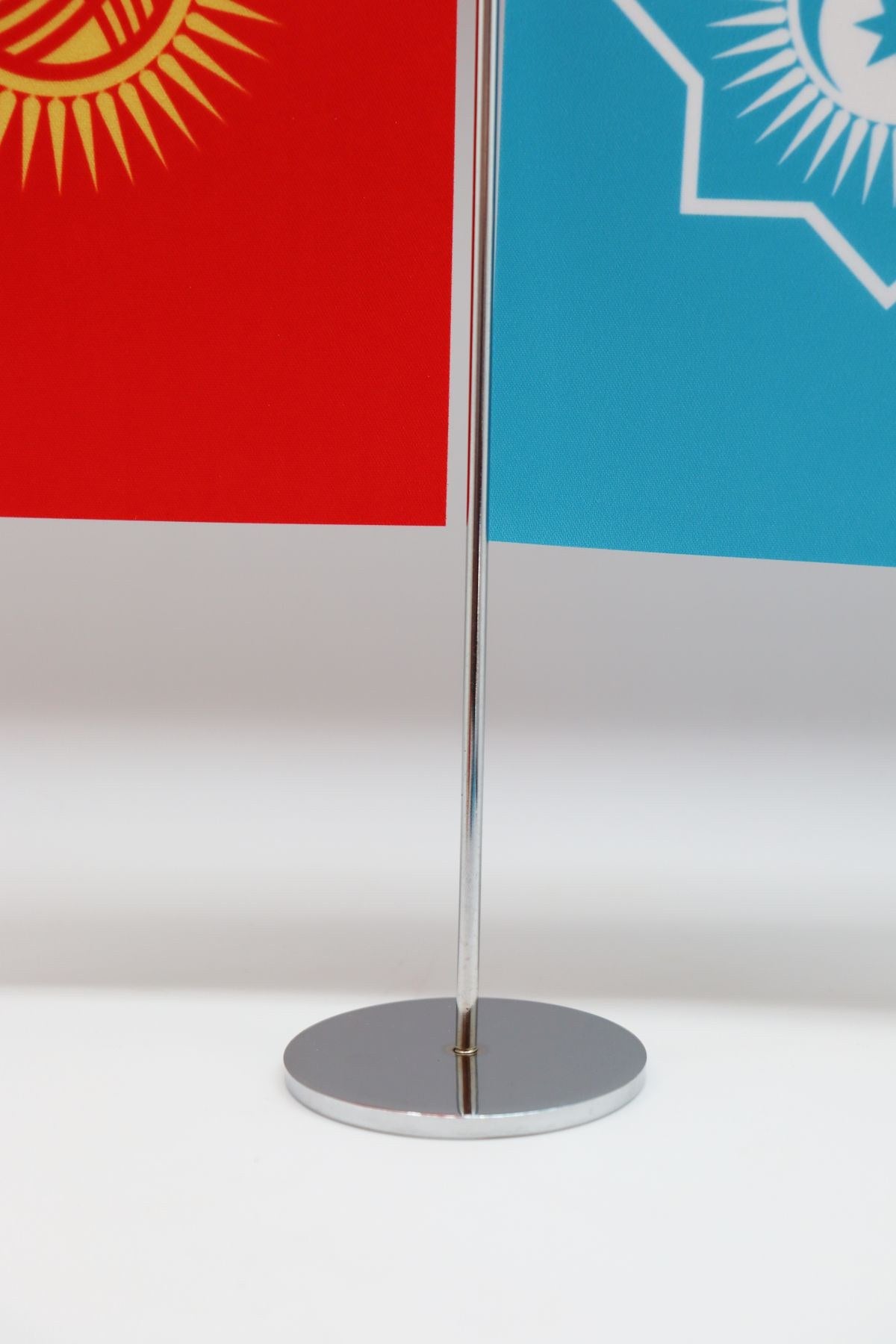 Logo Baskılı T Model Masa Bayrağı — 15x22,5 cm gümüş direkli kaide ve direk görünümü