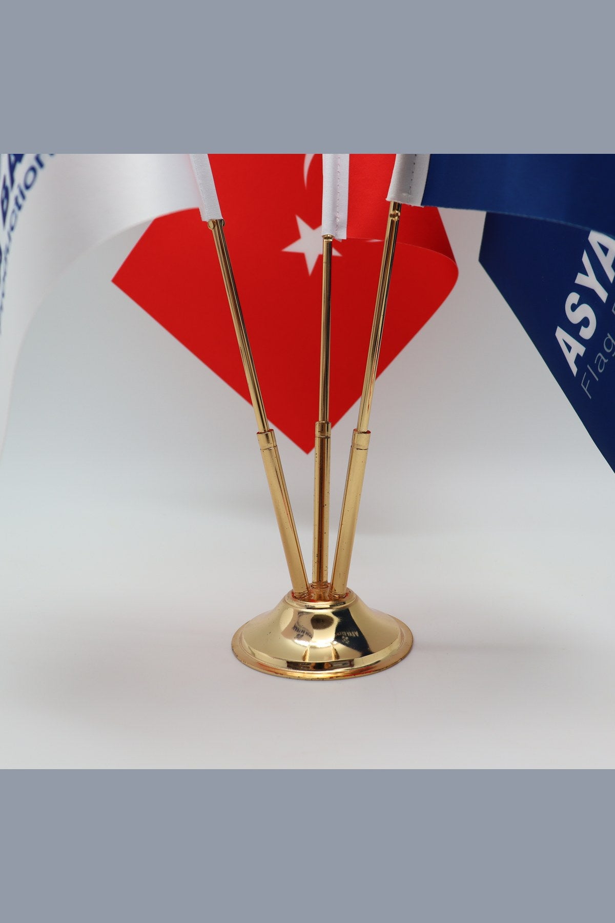 Logo Baskılı Üçlü Masa Bayrağı altın direkli yakın çekim