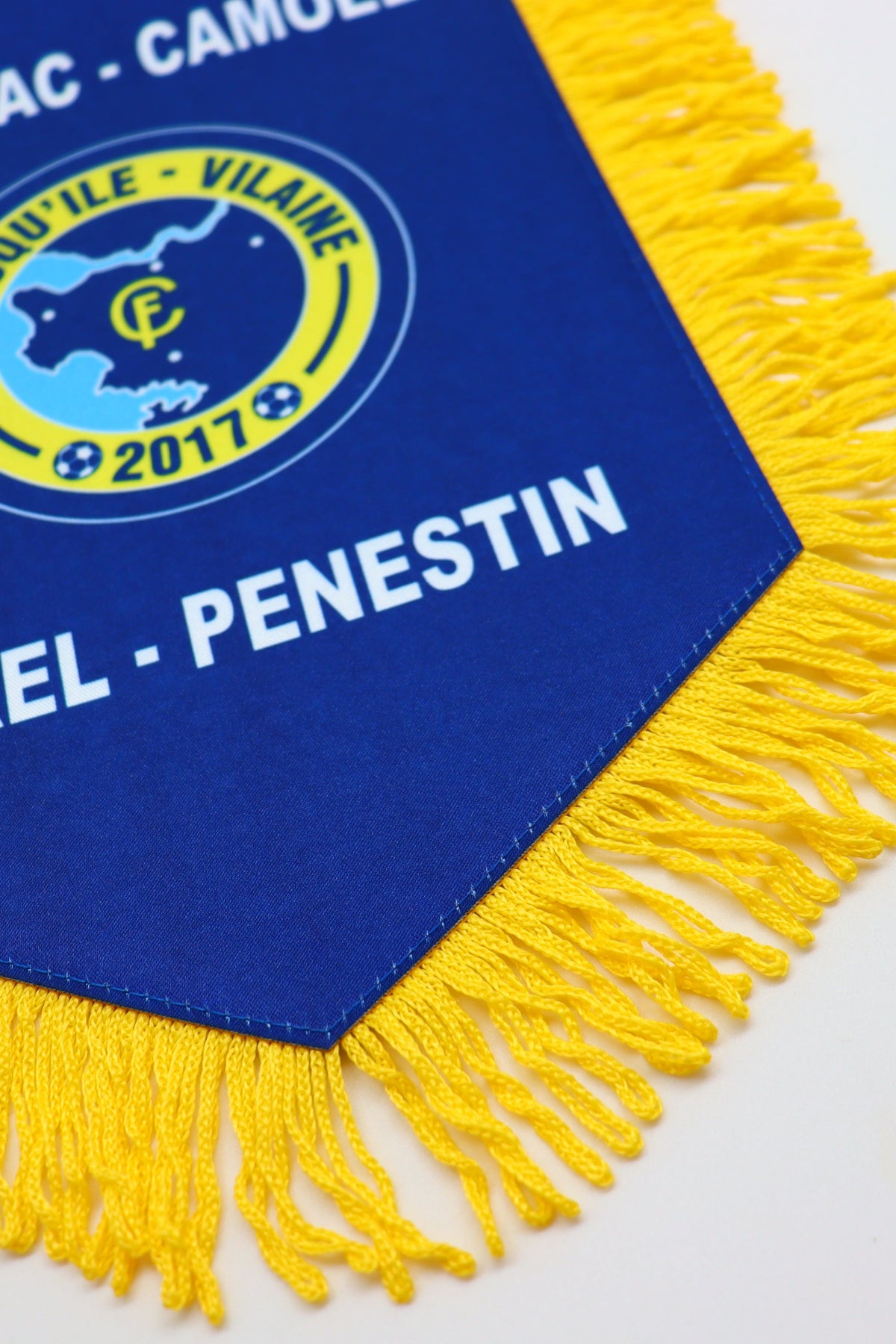 Premium Çift Taraflı Kristal Saten Flama Afiş Beşgen Kesim Sarı Saçaklı yakın çekim