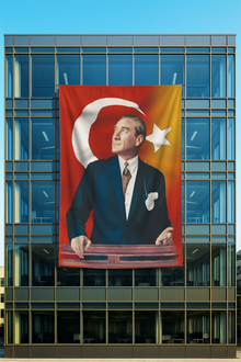 Kürsüde Atatürk Posteri Altın Bayrak Fonlu
