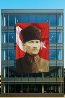 Kalpaklı Atatürk Posteri Üniformalı Bayrak Fonlu