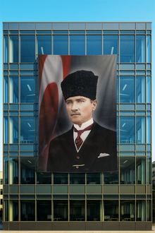 Kalpaklı Atatürk Posteri Kravatlı Bayrak Fonlu