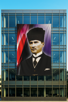 Raşel Kumaş Kalpaklı Atatürk Posteri Kırmızı Mor Fonlu