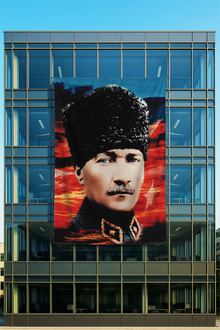 Raşel Kumaş Kalpaklı Atatürk Posteri Kırmızı Alev Fonlu