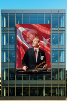 Kürsüde Atatürk Posteri İmzalı