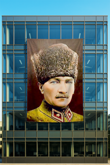 Kalpaklı Atatürk Posteri Sarı Üniformalı