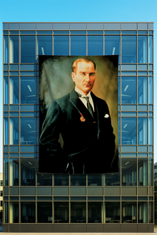 Raşel Kumaş Madalyalı Atatürk Posteri Klasik Tablo