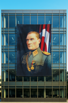 Mareşal Üniformalı Atatürk Posteri Bayrak Fonlu