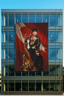 Raşel Kumaş At Üstünde Atatürk Posteri Bayrak Fonlu