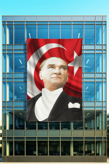 Raşel Kumaş Beyaz Papyonlu Atatürk Posteri Bayrak Fonlu