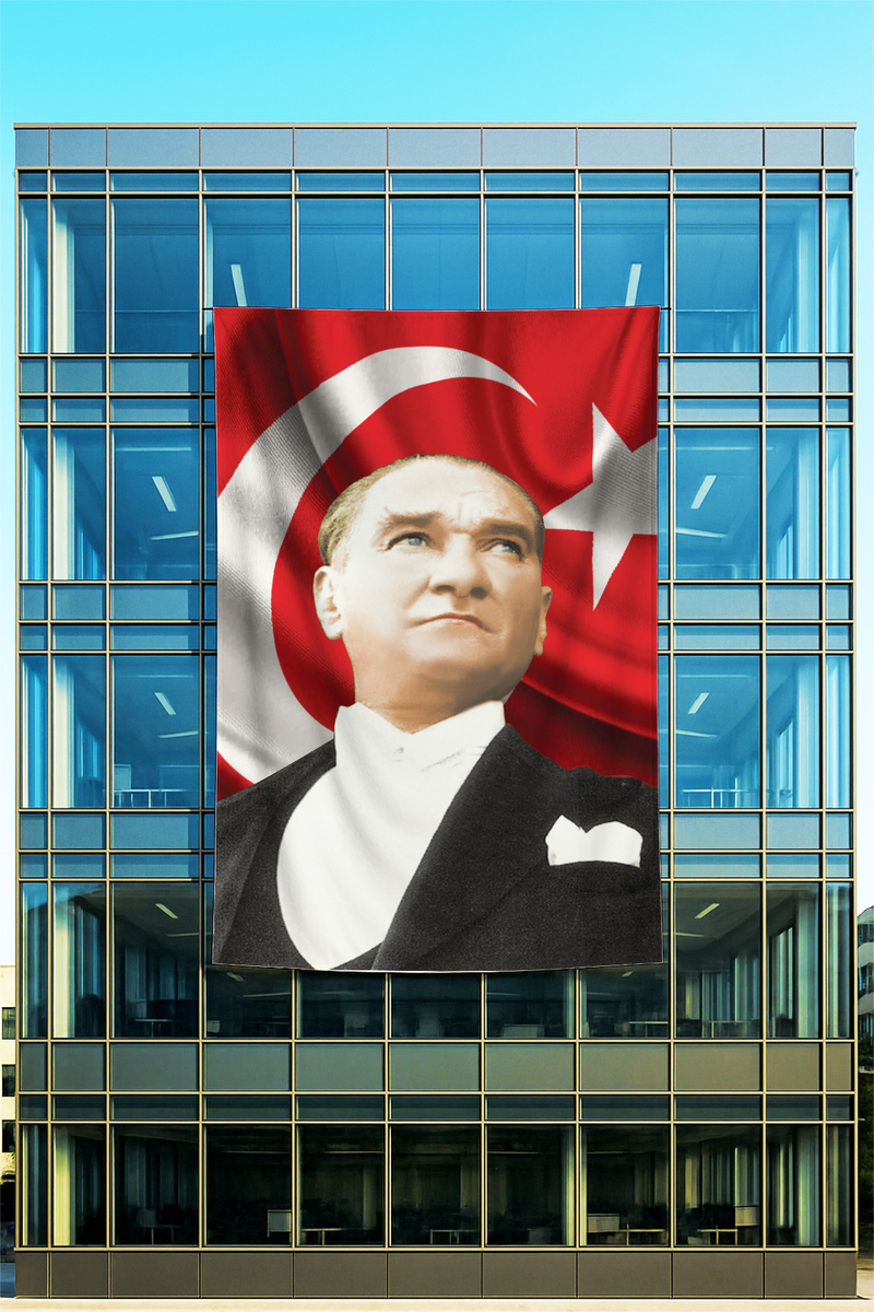 Raşel Kumaş Beyaz Papyonlu Atatürk Posteri Bayrak Fonlu