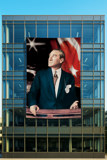 Kürsüde Atatürk Posteri Koyu Zeminli