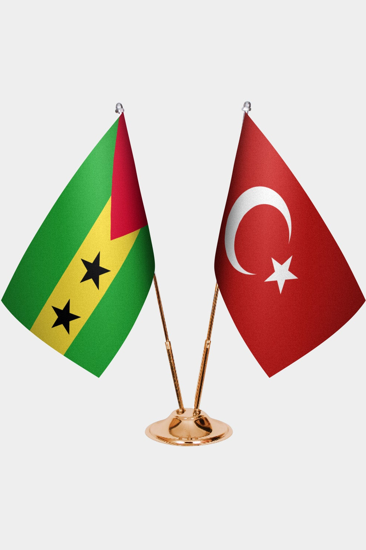 São Tomé ve Príncipe ve Türkiye İkili Masa Bayrağı Seti kurulum görünümü