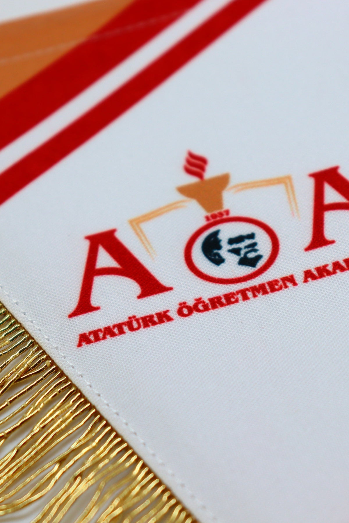 Üçgen Kesim Altın Saçaklı Premium Çift Taraflı Kristal Saten Flama Afiş